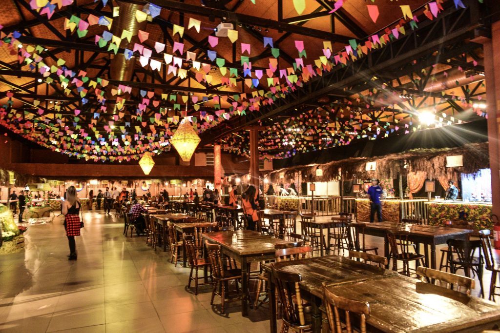 Villa Country promove mega arraiá com shows sertanejos